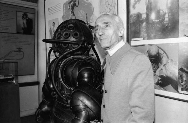 Jacques Cousteau neben einem Taucheranzug, dem er die externe Luftversorgung nahm  / ©cyberneticzoo