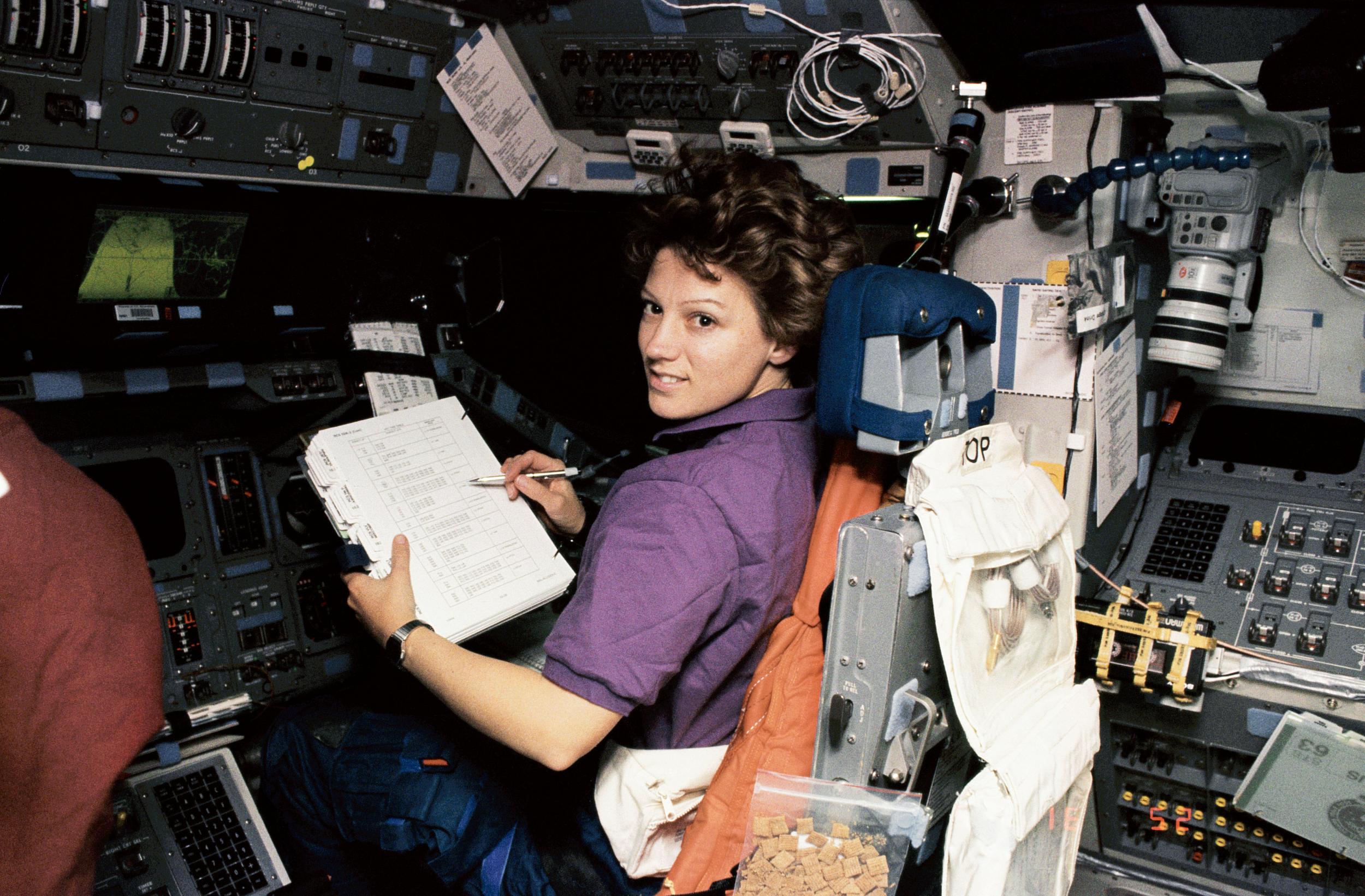 Eileen Collins im Space Shuttle - diesmal ohne Anzug, Quelle: NASA