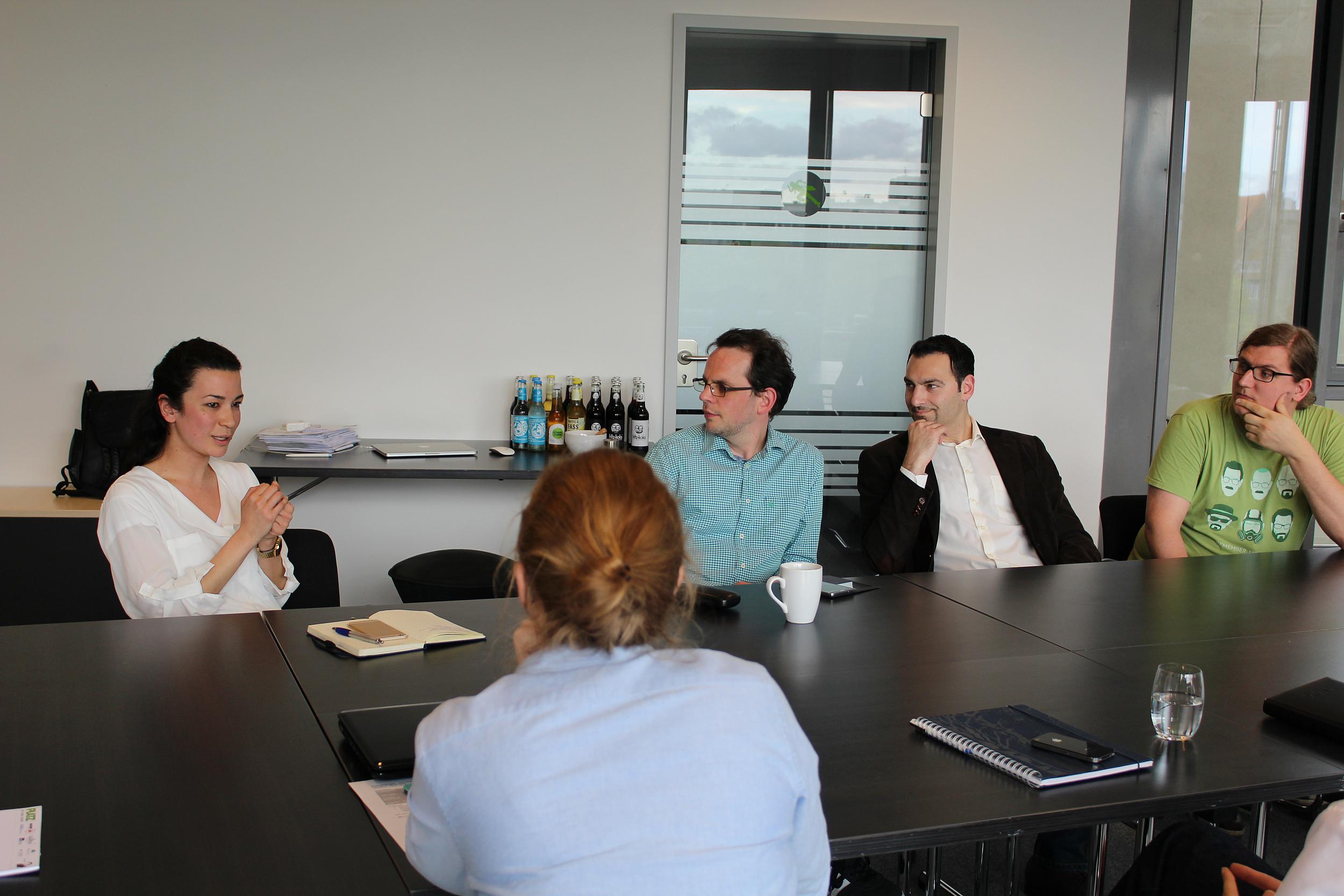 Thomas (im blau karierten Hemd) in der Teambesprechung